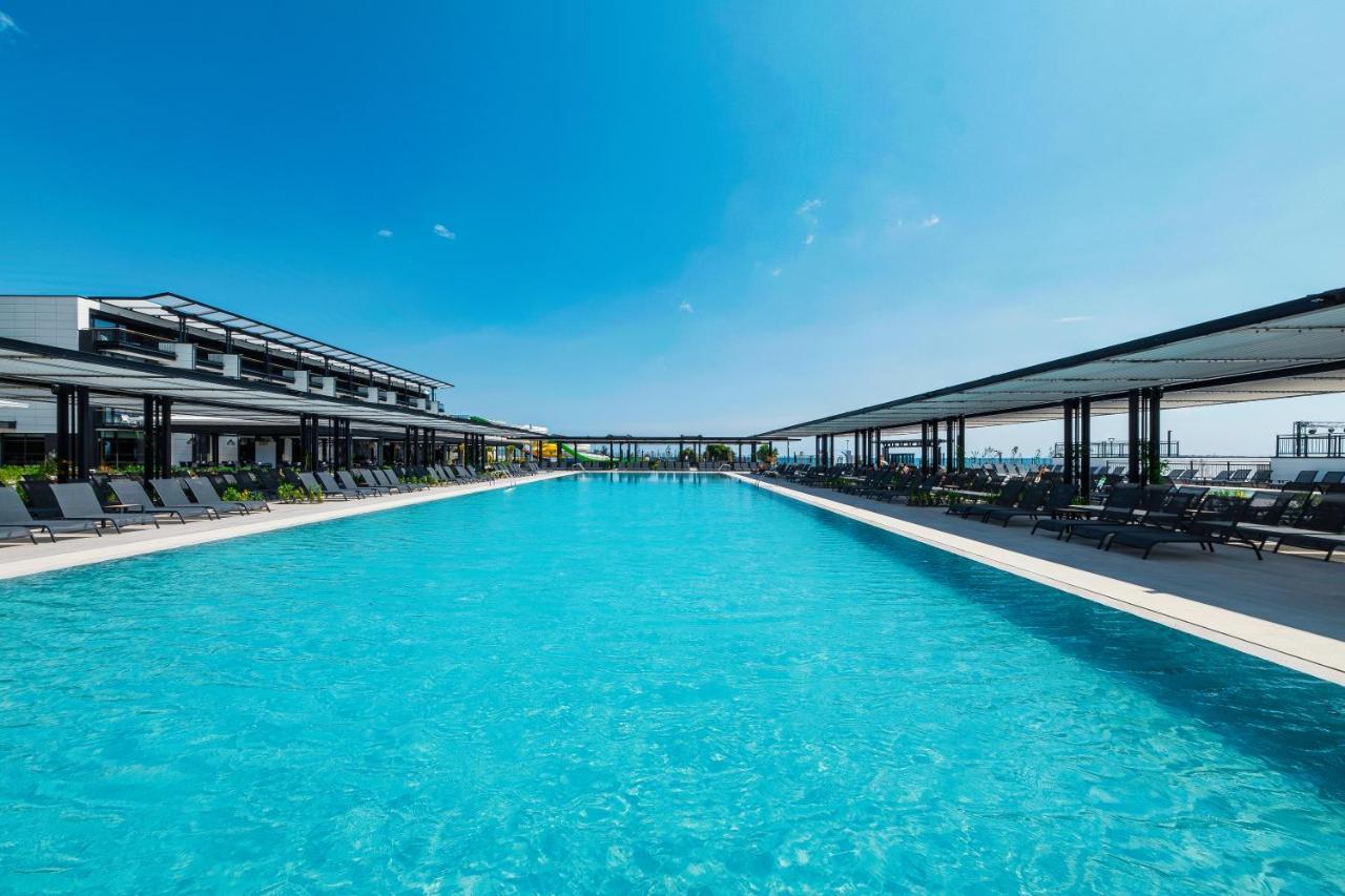 Voya Beach Resort Sveti Vlas Exterior photo The swimming pool at the hotel