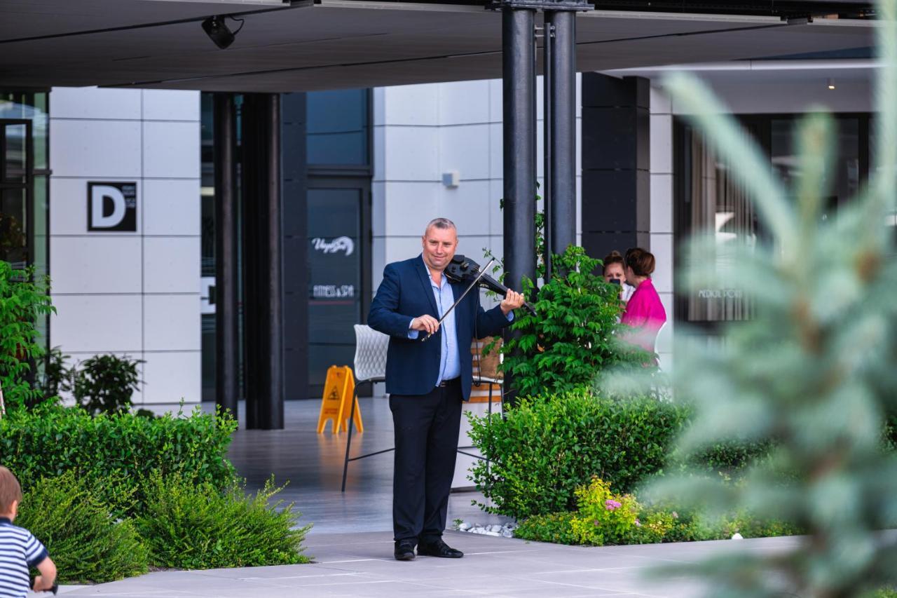 Voya Beach Resort Sveti Vlas Exterior photo A security guard at the entrance of a hotel